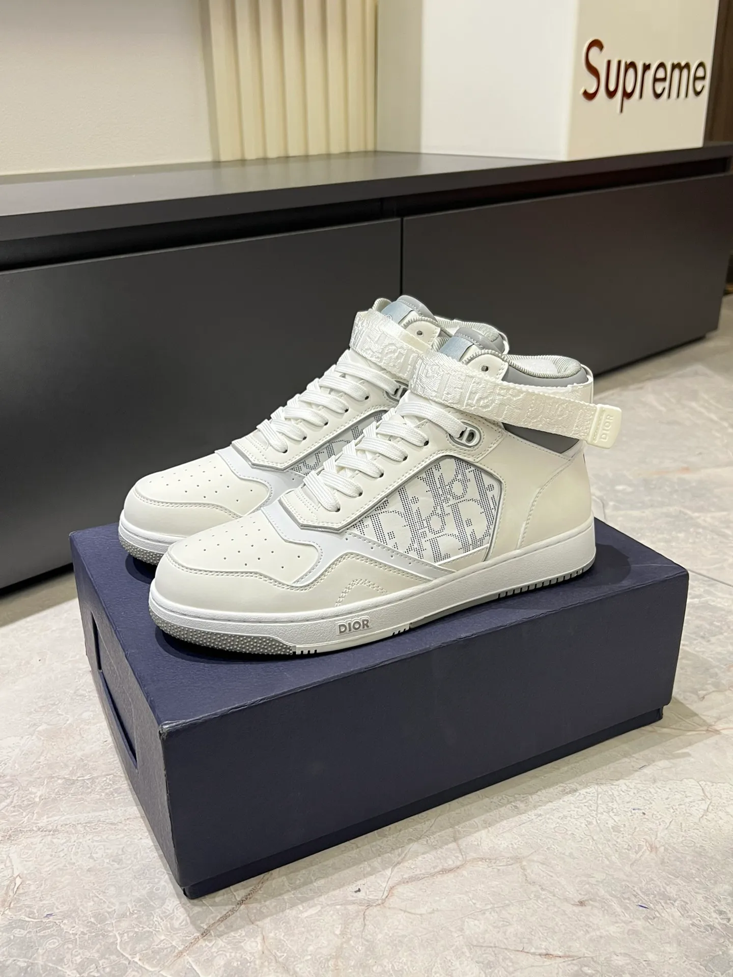Men's shoes 💰p460 "Dio*" mid-top B27 casual sneakers. This B27 high-top sneaker is a new product in the series and continues Di*r's classic style. Crafted from gray and white smooth calf leather with beige and black Oblique print panels on the sides. The "CD Icon" shaped shoelace eyelets are clever and delicate, and the two-color rubber sole, rear collar and heel are all equipped with the brand's iconic details to enhance the style. Oblique printed straps at the ankle allow for an adjustable fit to complement the overall design. Fashionable and versatile, it can complement any look. Create an exquisite design with unique dynamic vitality and modern atmosphere, presented in low-top and high-top styles. This new must-have shoe adds a new dimension to Dior's archive heritage, embodying modern elegance. Purchase the original version and make it 1:1. If you need top quality, please come to me! Male 38-44!